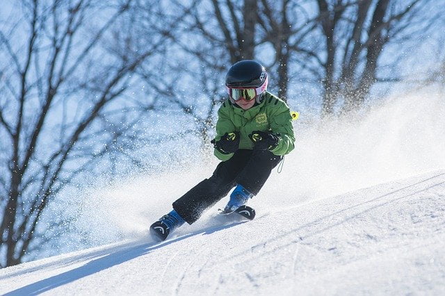 Dreng står på ski